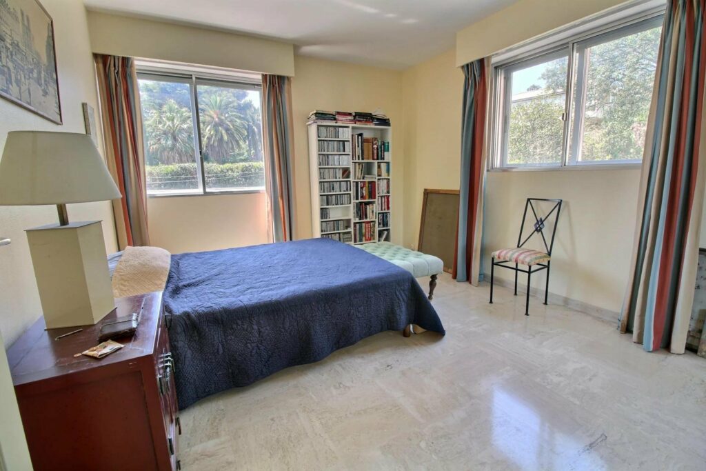 bedroom of apartment in cannes basse californie