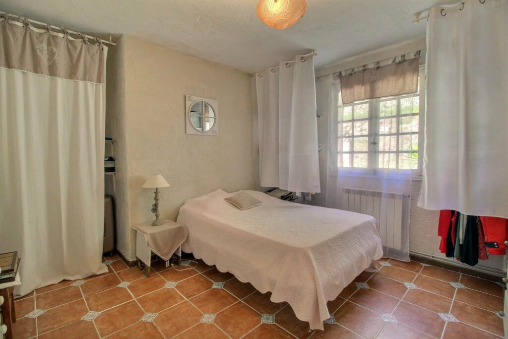 bedroom with single bed at villa for sale in fayence