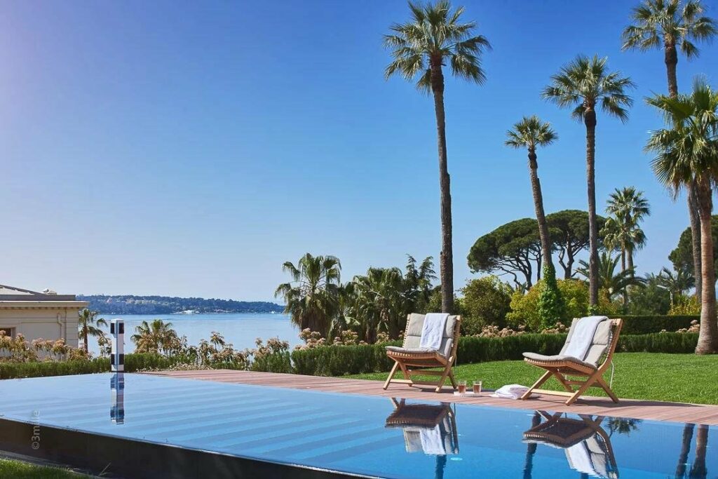 infinity pool of luxury villa in cannes