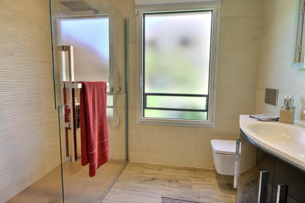 open bathroom with red towel as decoration