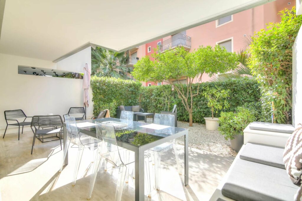 terrace with garden with table in central menton