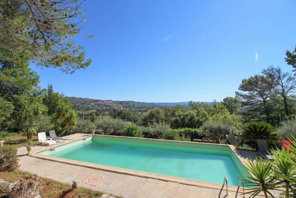 villa with swimming pool in the south of france
