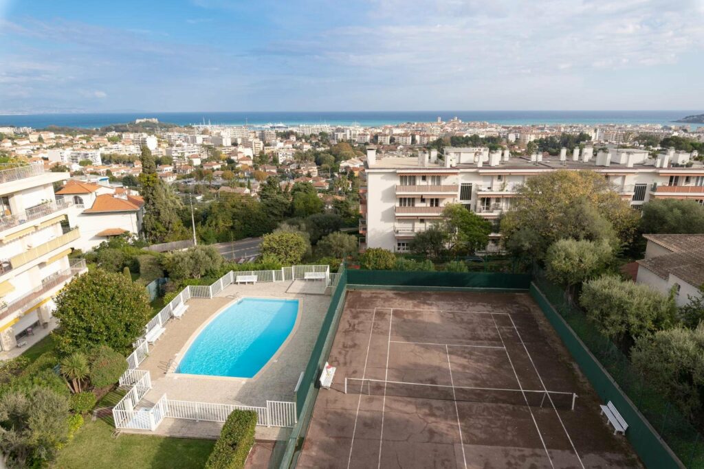 residence in antibes with swimming pool and tennis court
