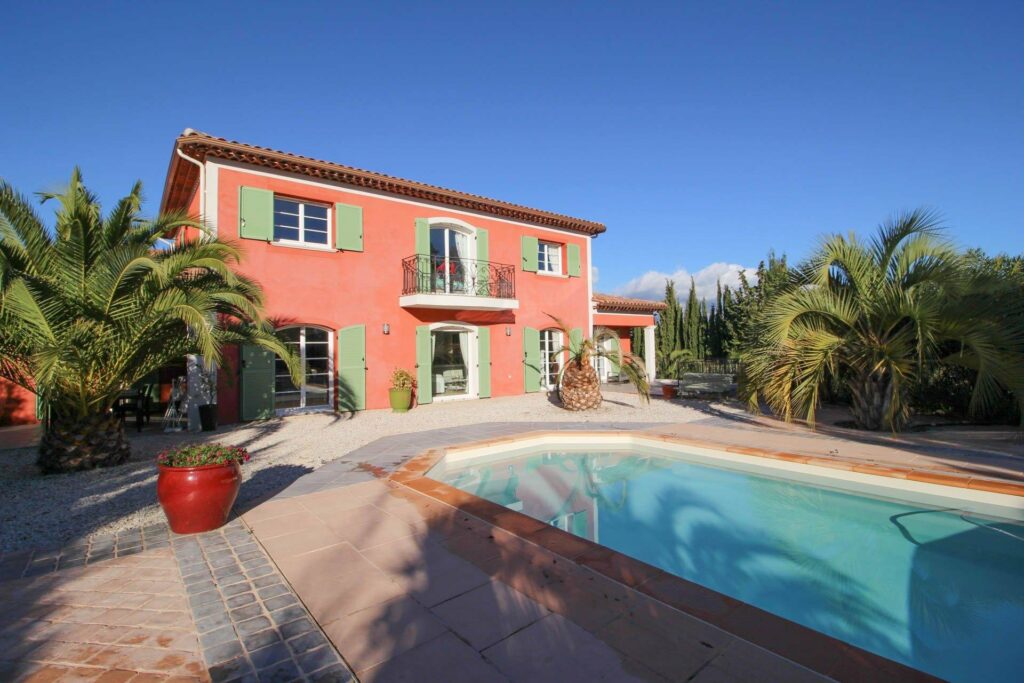 villa for sale in Montaroux with swimming pool