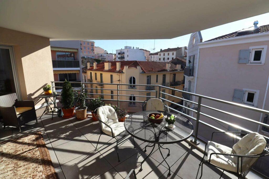 Beautiful and bright apartment with loggia in Saint Raphaël