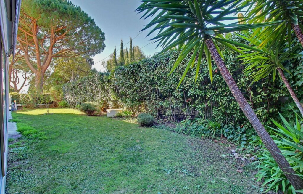 large garden of apartment for sale in cannes le cannet