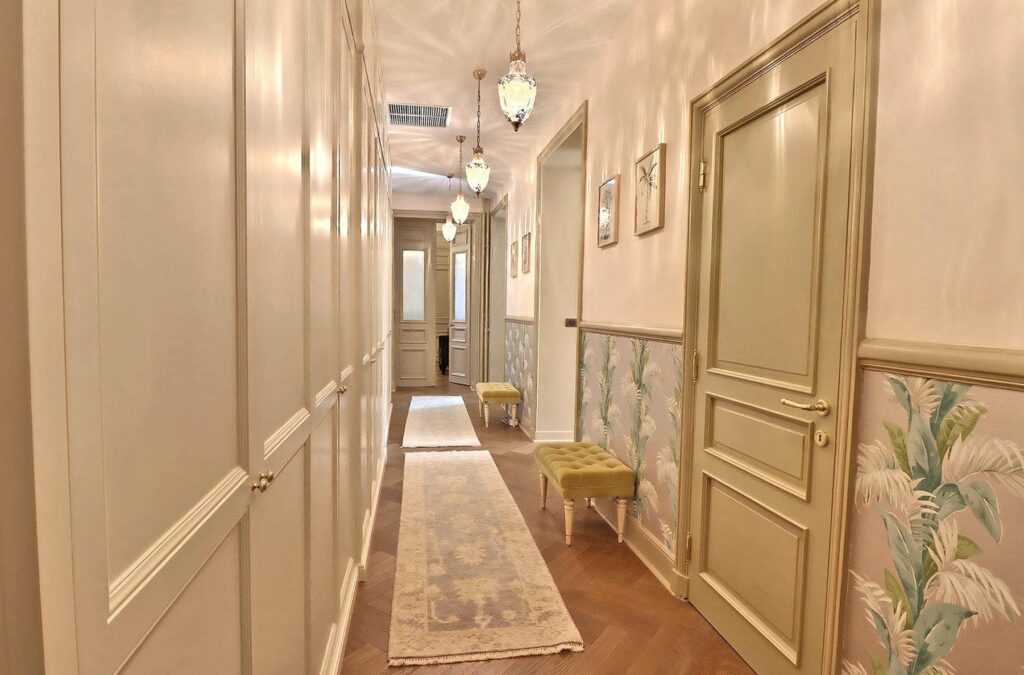 hallway of bourgeois apartment in cannes with 3 bedrooms