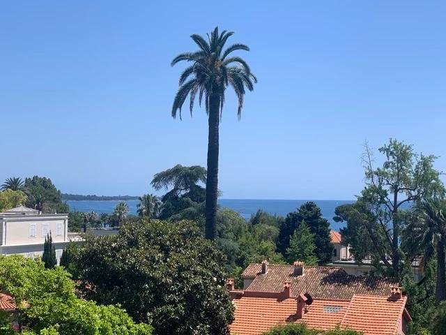 Bourgeois 2-bedroom apartment with terrace and sea view Cannes