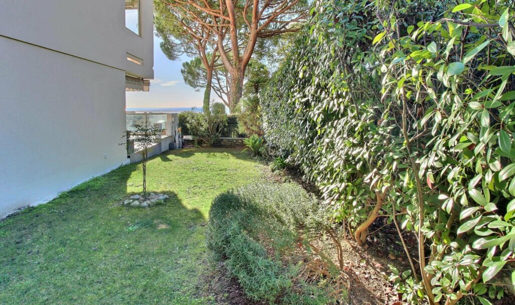open garden of apartment for sale in cannes le cannet
