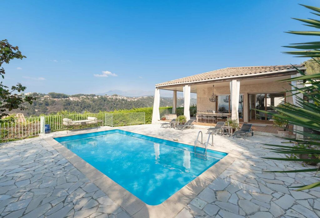 villas for sale in the south of france with swimming pool and open view of the mountains