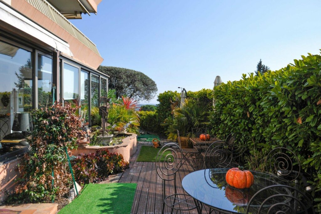 Lovely apartment with garden and seaviews in Grasse