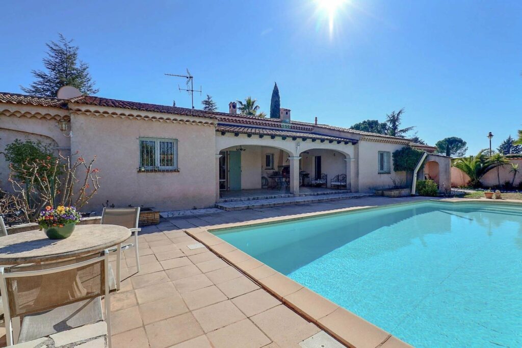villa for sale in the south of france with a swimming pool
