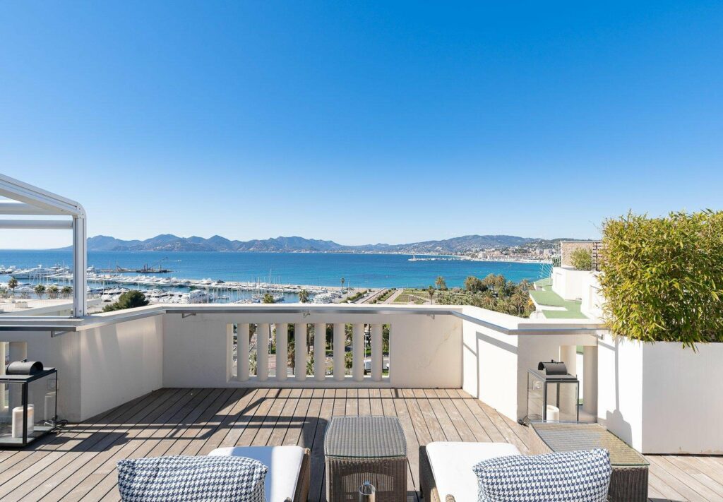 rooftop deck with sea view of apartment in cannes