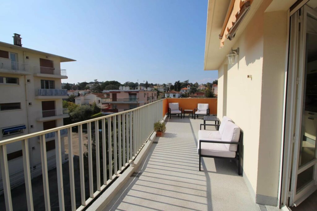 terrace with sea view of apartment for sale cap d'antibes