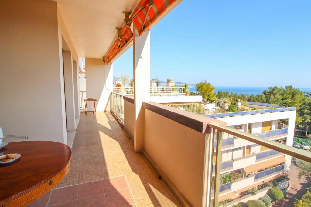 terrace with sea view of apartment in nice fabron