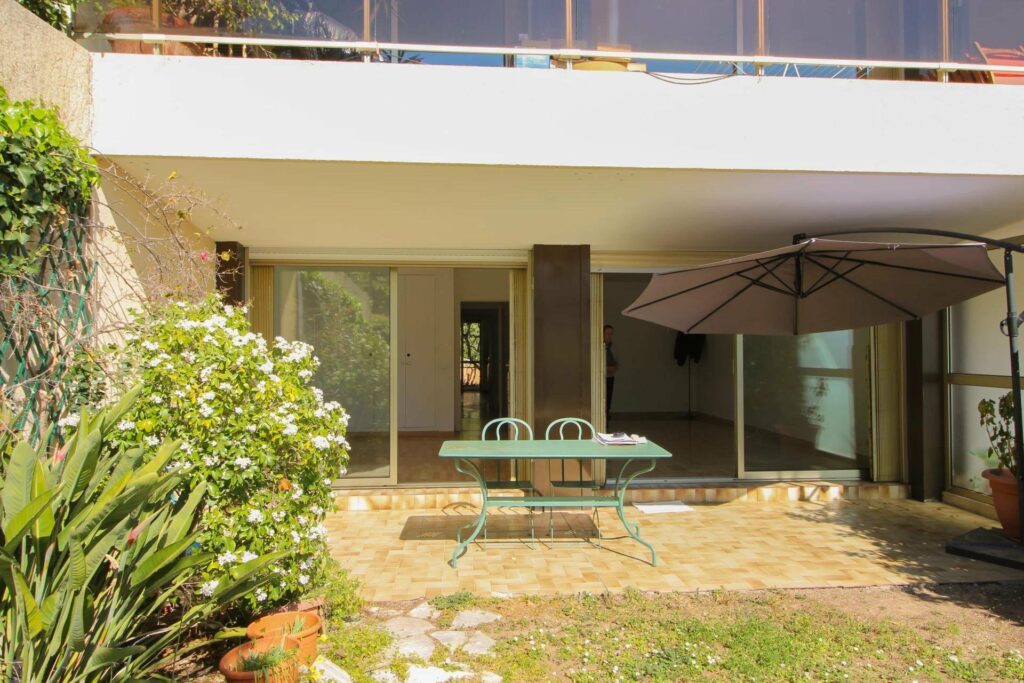 large garden of apartment for sale in nice lanterne