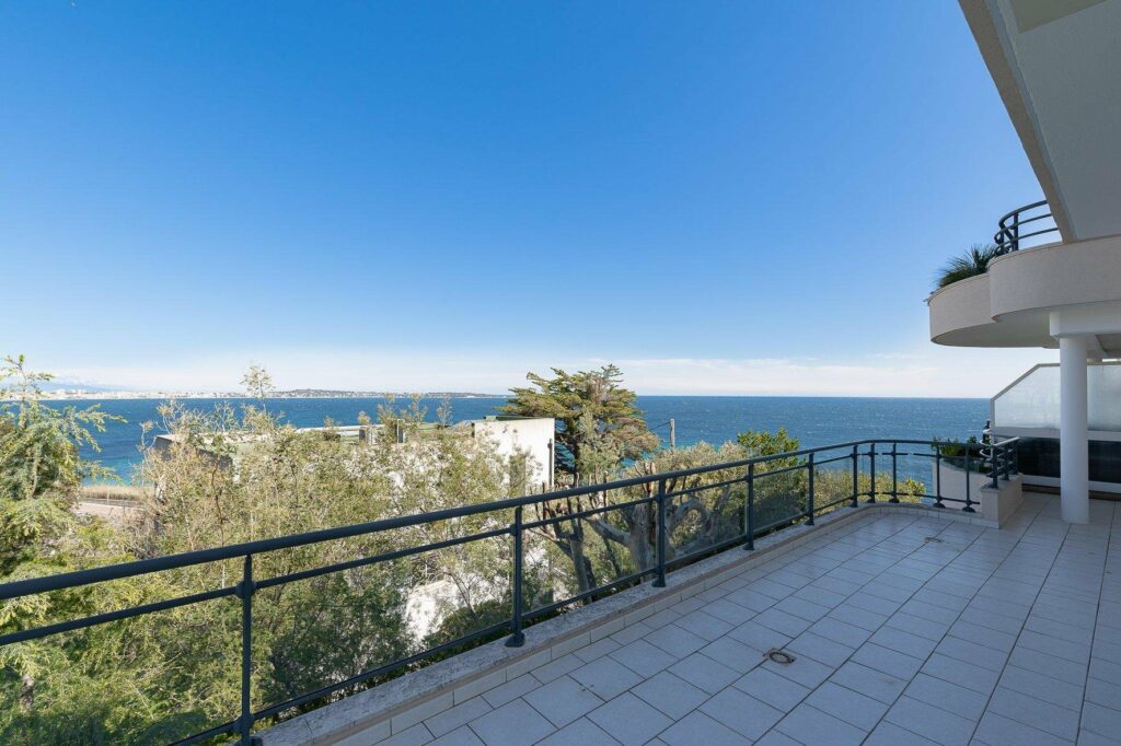 2-bedroom corner apartment with stunning sea views Cannes Californie