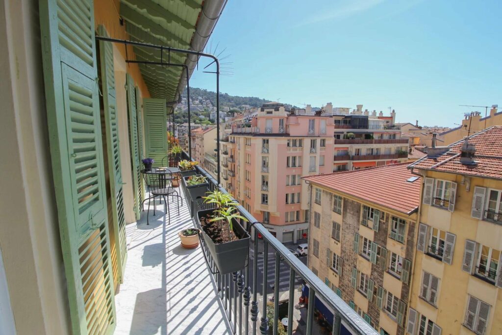 apartment for sale in nice port with large terrace with view of the city