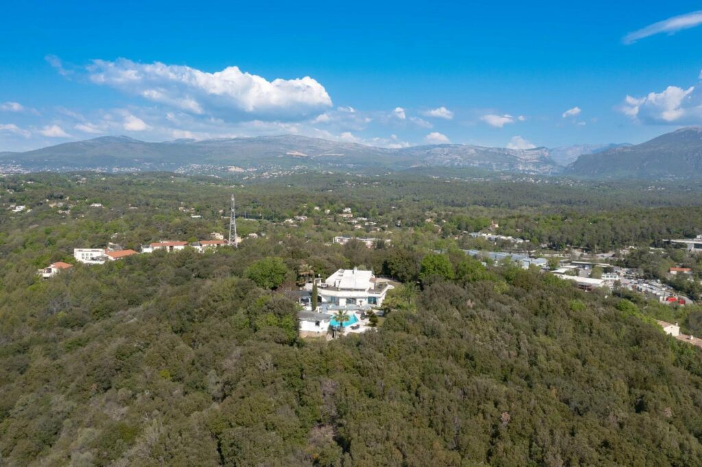 Unique property with tennis court in Valbonne