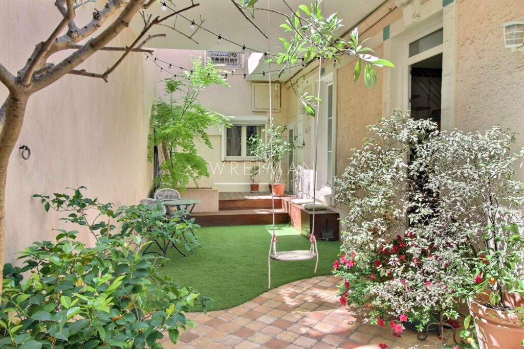 Town house with garden in Cannes Palm Beach