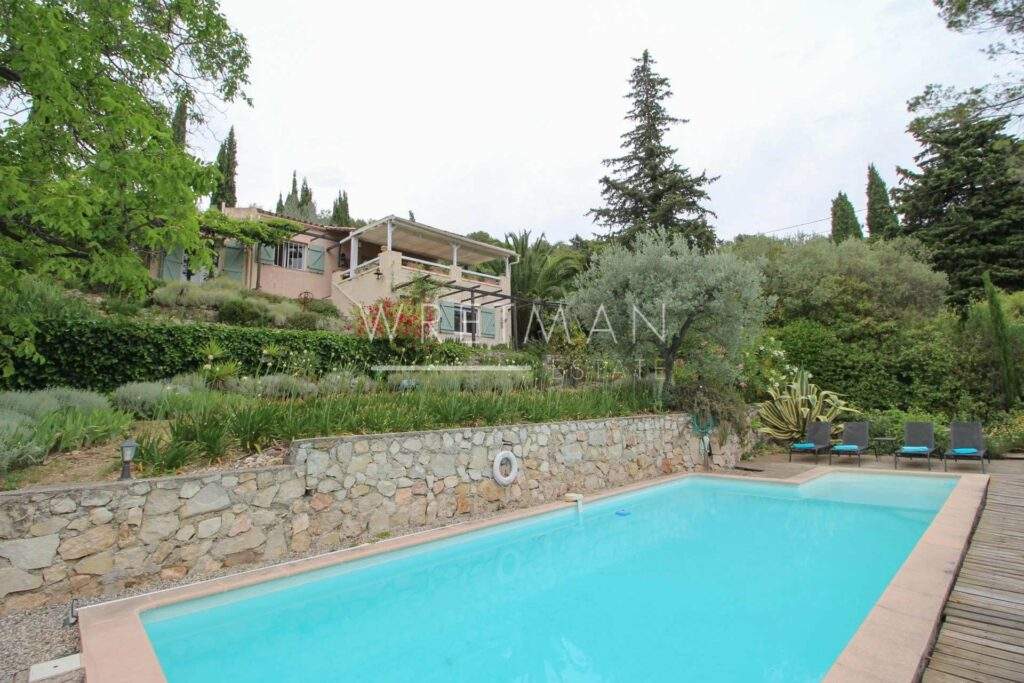 Quiet villa with view and pool for sale in Seillans