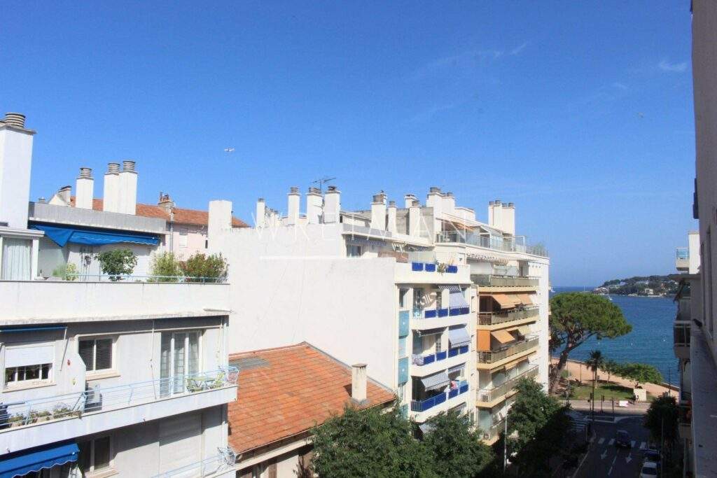 Top floor Apartment in central Antibes