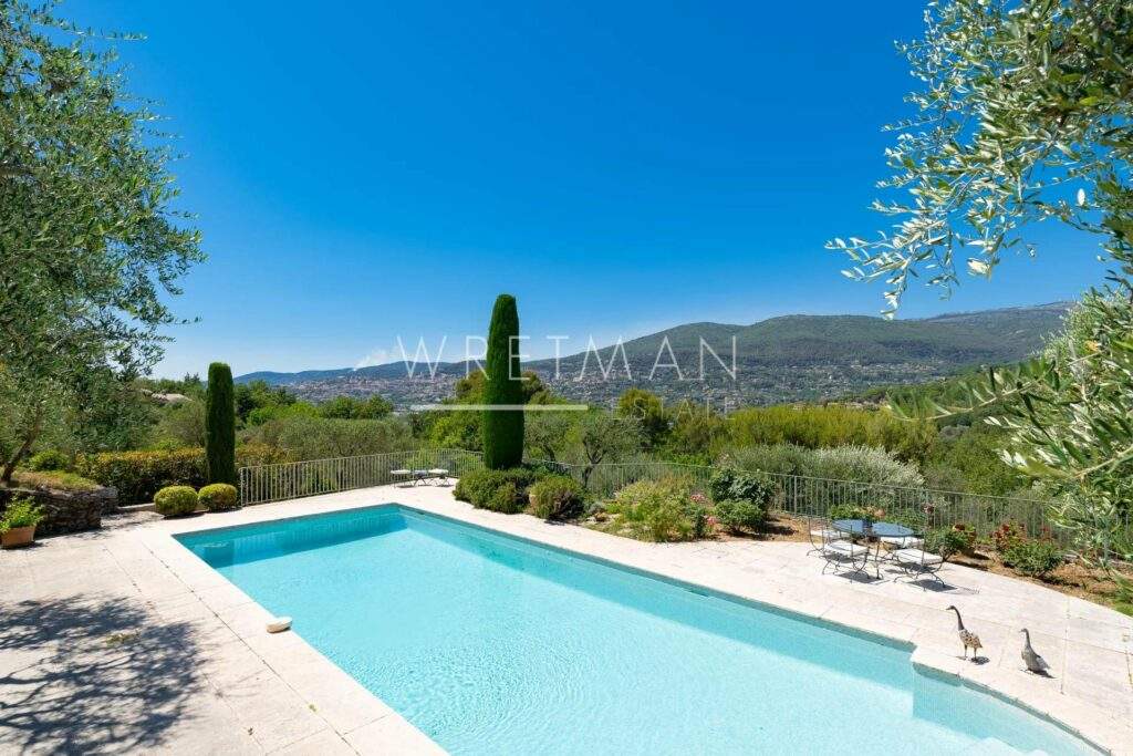 backyard with large swimming pool and view over the hills