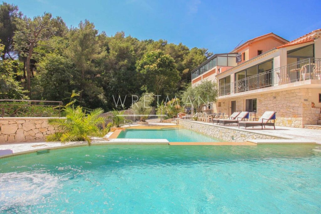 Lovely Provencal villa with swimming pool and a garden in Èze Grande Corniche