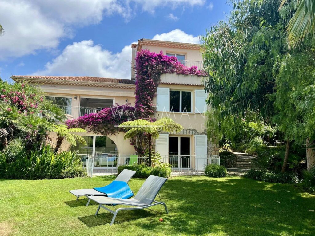 Villa with pool and sea view in Cannes