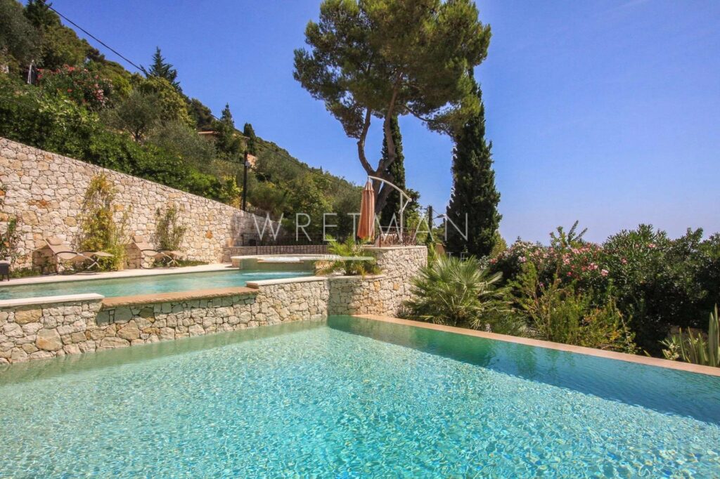 Lovely Provencal villa with swimming pool and a garden in Èze Grande Corniche