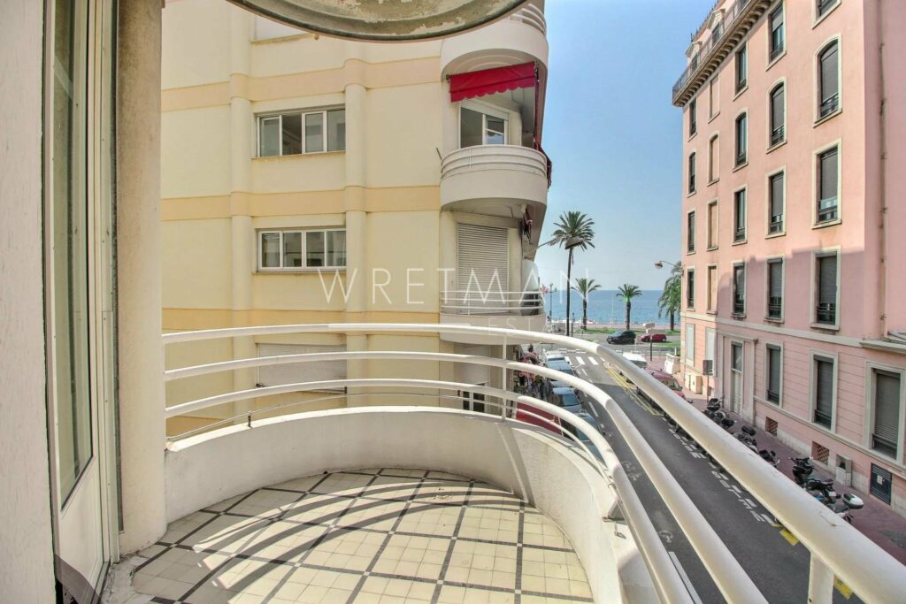 Spacious 2-bedroom with terrace and sea view in Nice Carré d'or
