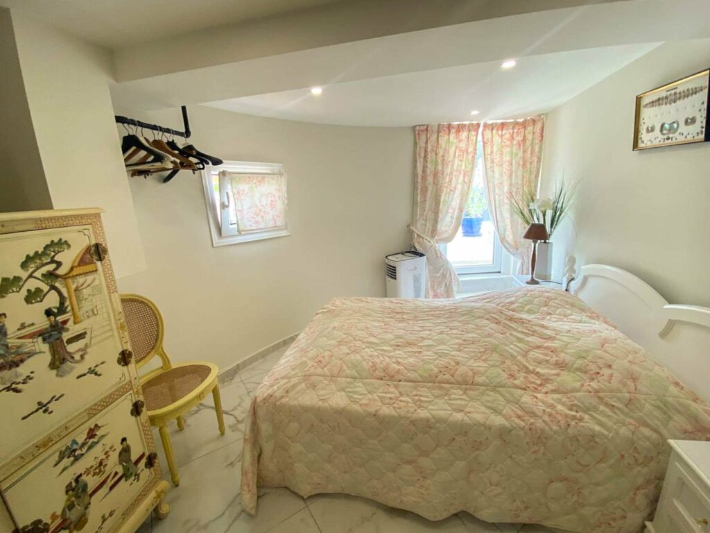 bedroom with queen size bed with pink and white floral bedding