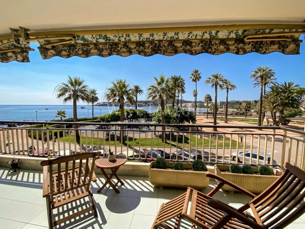 3-bedroom apartment with terrace on the seafront in Antibes