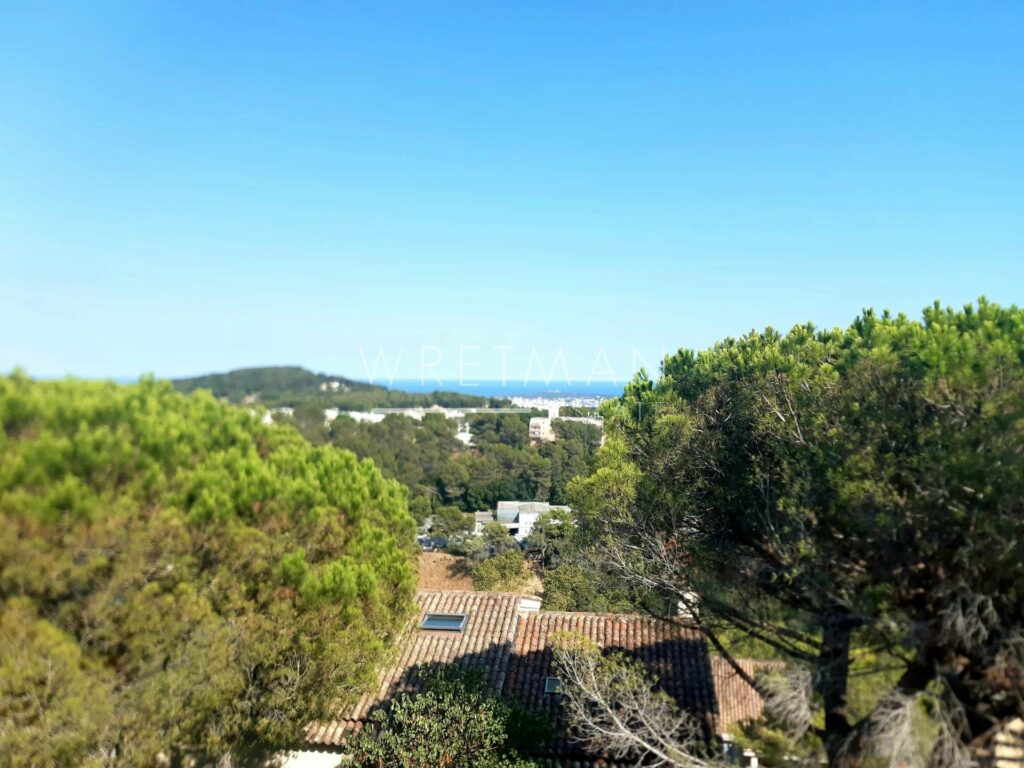 Spacious 1 bedroom with sea view in Mougins Le Haut