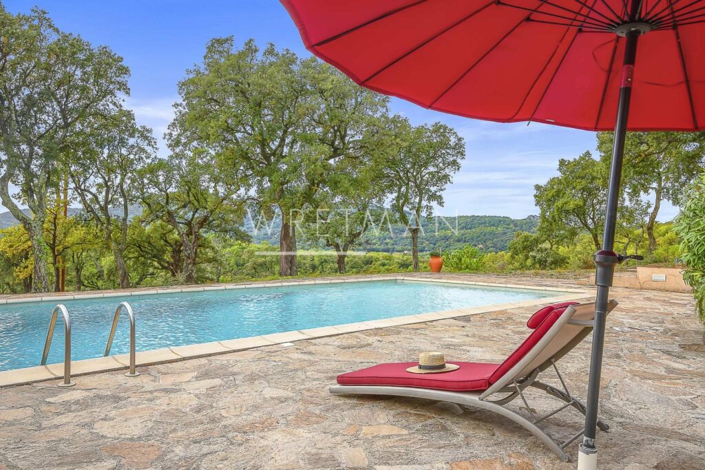 backyard with pool of villa for sale in La Garde Freinet