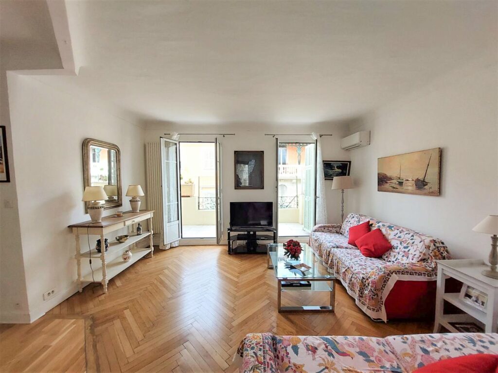 Bourgeois 3-room apartment with terrace in Nice Carré d'Or