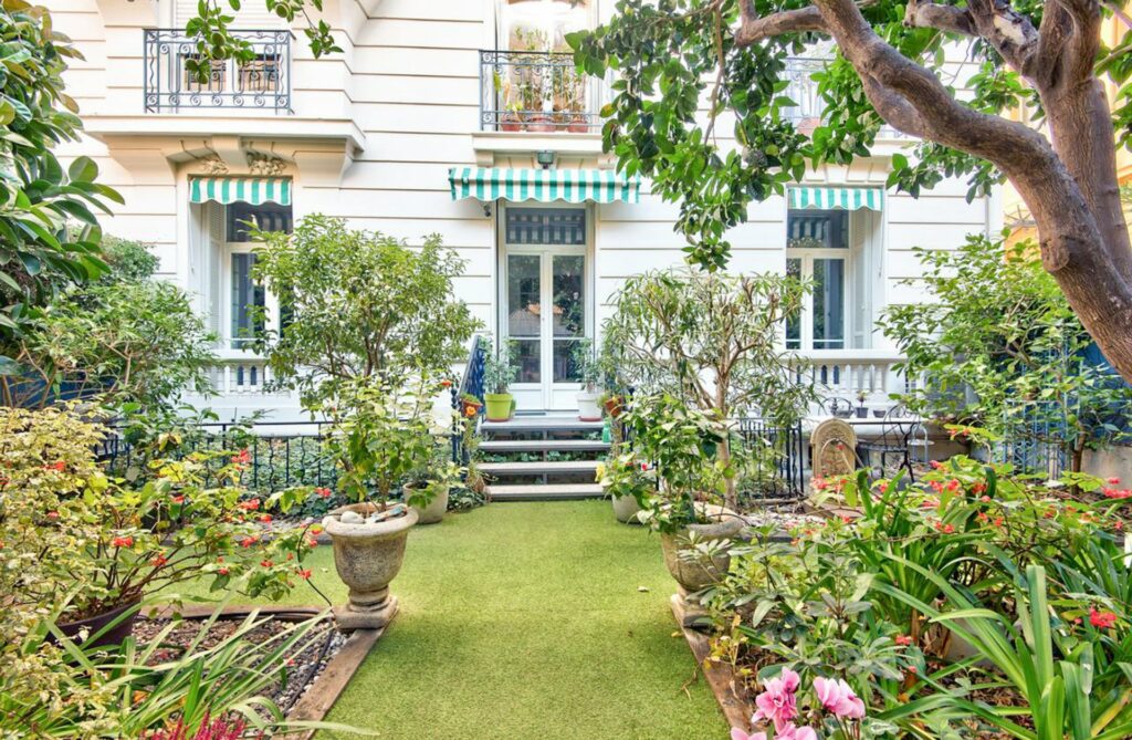 Bourgeois 2-bedroom apartment with garden in Nice Fleurs