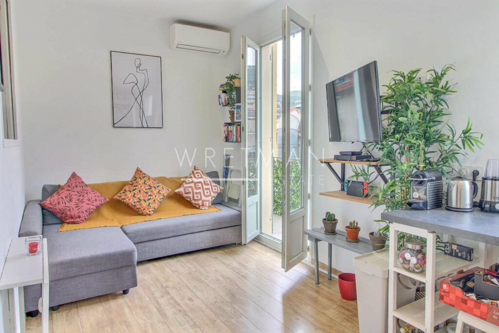 1-bedroom apartment with balcony and great location in Nice Le Port