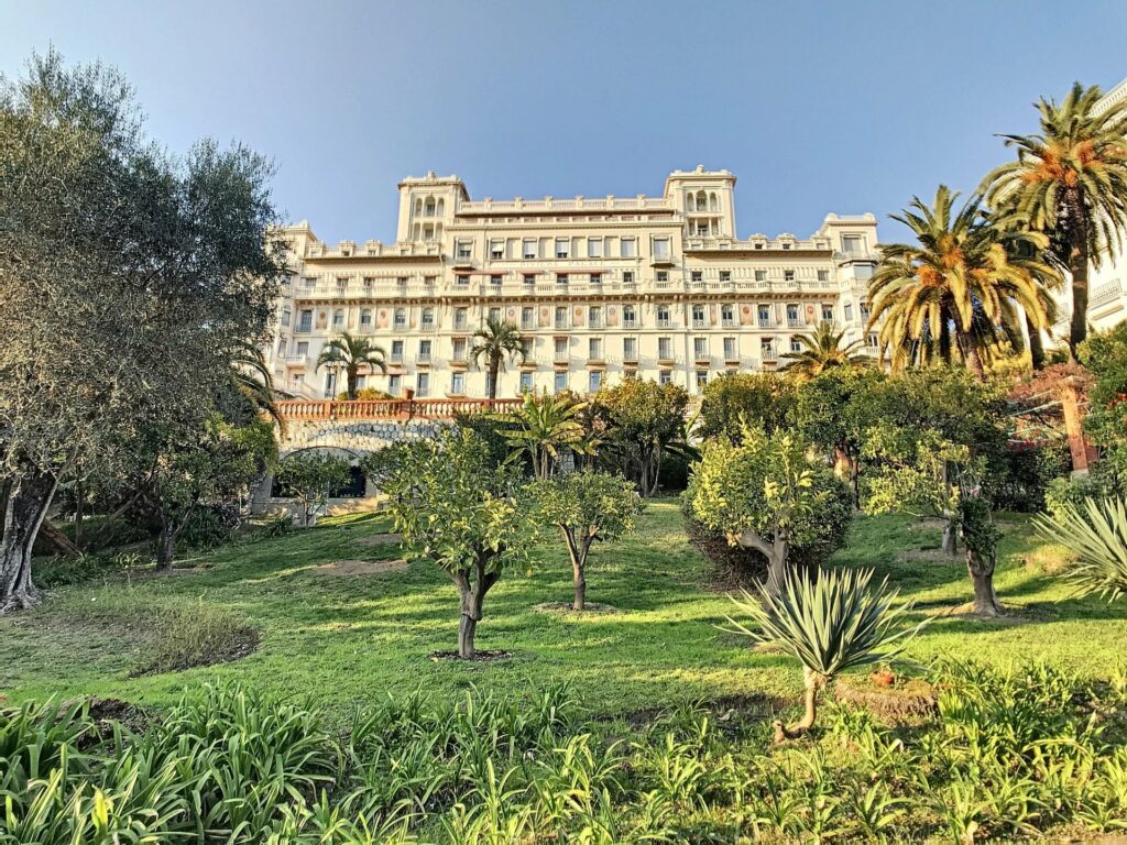 Beautiful 2-bedroom apartment in a Palace with seaview in Menton Riviera