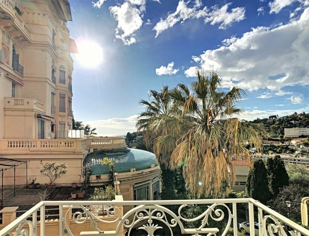Beautiful 2-bedroom apartment in a Palace with seaview in Menton Riviera