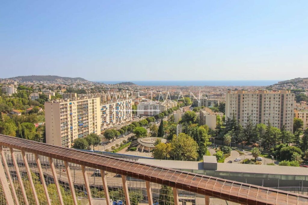 2-bedroom apartment with sea view and balcony in Nice Le Ray
