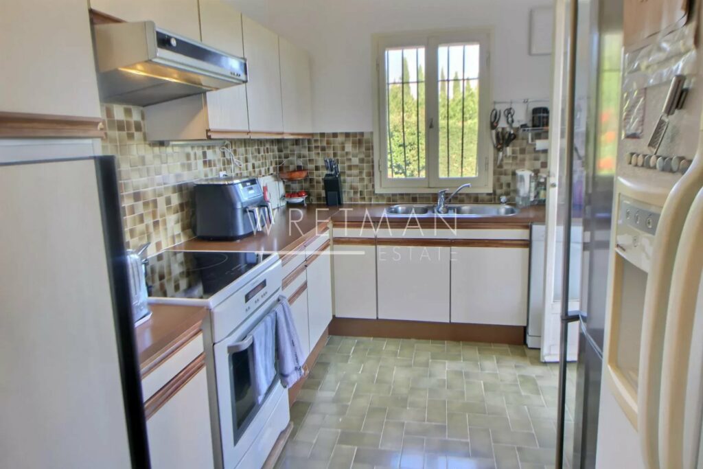 Fully equipped kitchen with wood countertop in the Chateauneuf villa