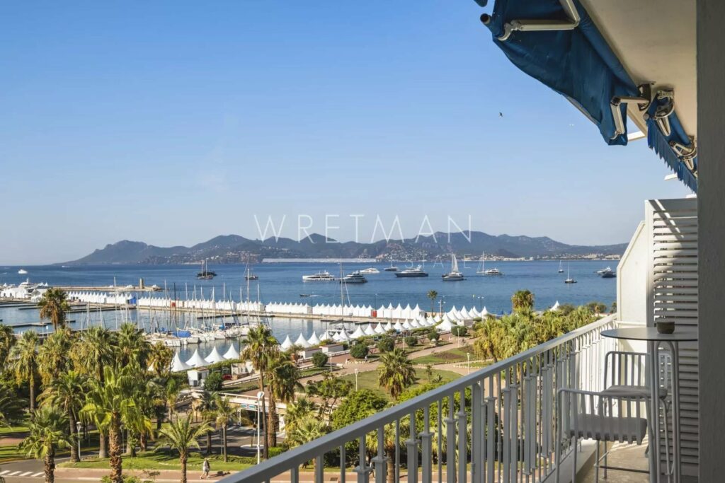 3-Bedroom Apartment with Sea view Cannes Croisette