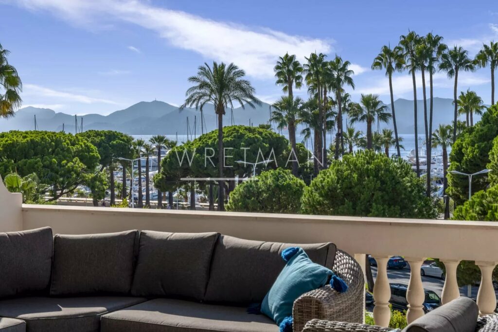 Exceptional 3-bedroom flat with sea view in Cannes Croisette