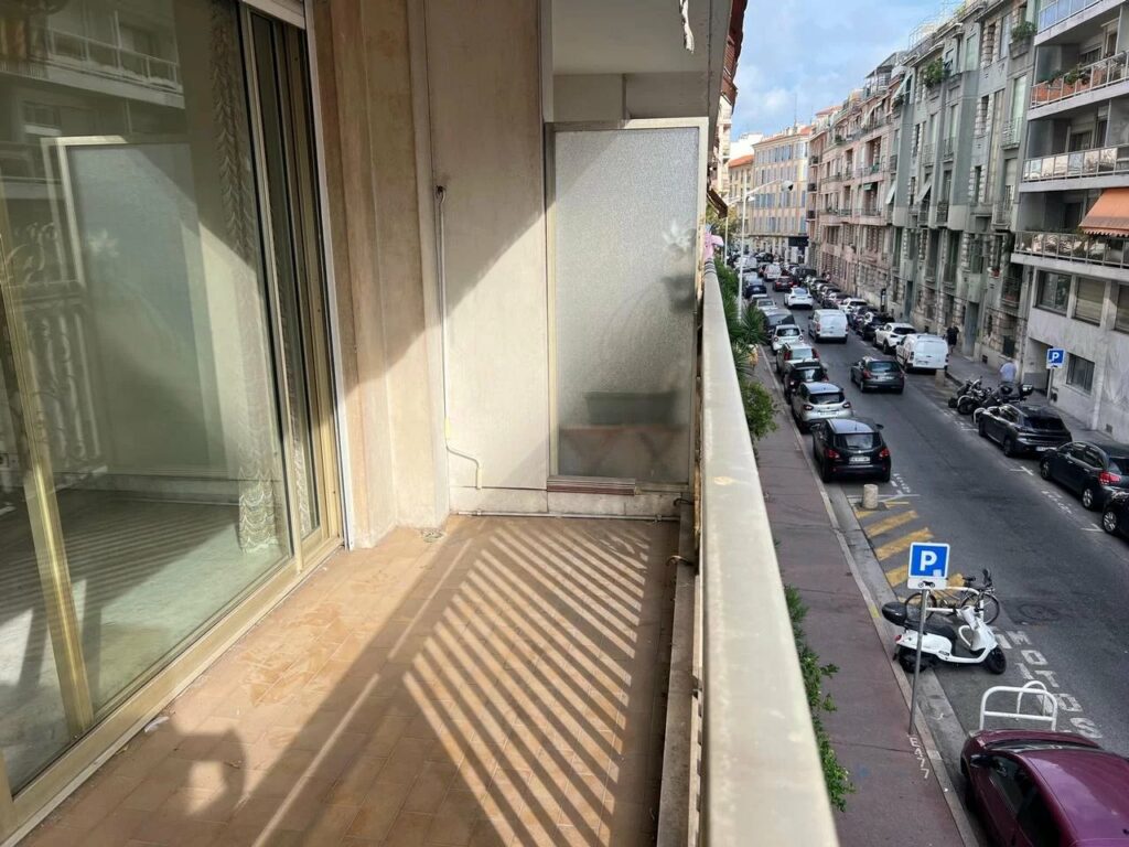 2-bedroom apartment with balcony and terrace in Nice Musiciens