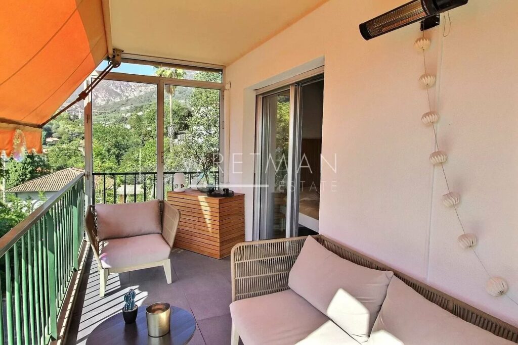 Unique 2 bedroom apartment with sea view terrace and lounge area in Menton Carnolès