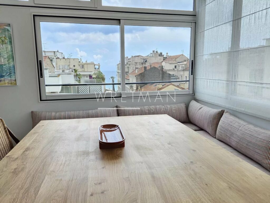 Superb 2 bedroom apartment - topfloor with sea view in Cannes