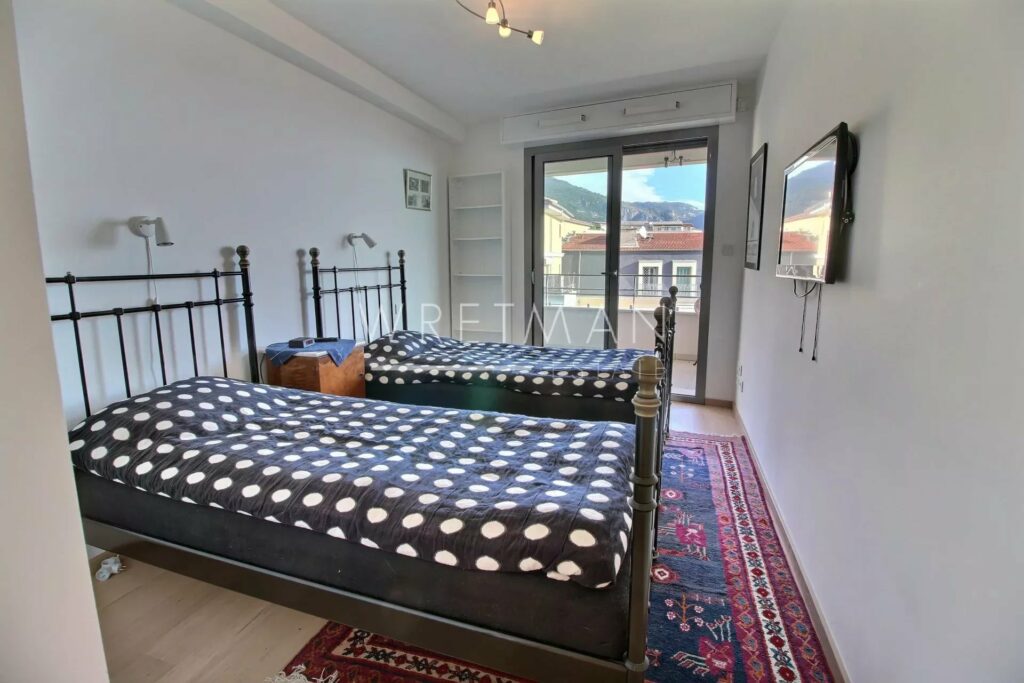 2-bedroom apartment with terrace with sea view in Menton Centre