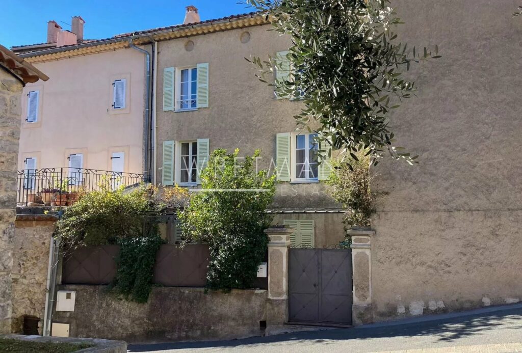 Village house with garden and garage in Fayence