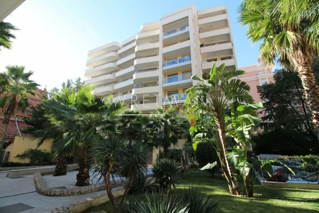 2-bedroom apartment with terrace with sea view in Menton